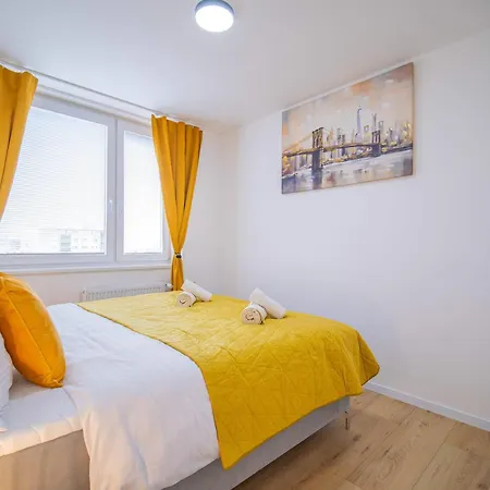 Boutique Living - Yellow Accent Lägenhet