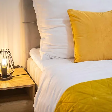 Boutique Living - Yellow Accent Lägenhet