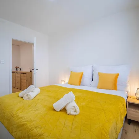 Boutique Living - Yellow Accent Lägenhet