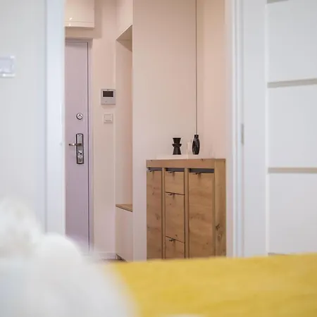 Boutique Living - Yellow Accent Lägenhet
